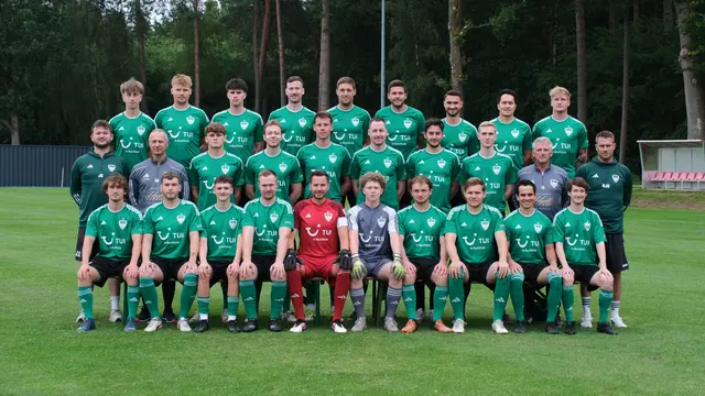 SG Estetal (obere Reihe v.li.): Loris Grube, Bryan Hülsebus, Finn Jonas Kühn, Luis Bogdan, Maximilian Köster, Steffen Glade, Dominik Gawenda, Christüph Gaulke, Steffen Westermann und (mittlere Reihe v.li.), Assistent Joshua Geißler, Liga-Manager Michael Brüggmann, Hauke Bartels, Torben Bahrs, Jascha Peters, Timm Reese, Fabio Nißle, Lennart Twesten, Co-Trainer Lars Richter, Trainer Normann Scheepker sowie (vorne v.li.): Ben Apel, Justin Oldenburg, Linus Schulze, Marvin Martens, Jan Hendrik Glade, Philip Baastrup, Ben Apel, Torben Schweer, Javier Enriue Vera Cedeno, Janko-Joachim Hinrichs. Es fehlen: Tom Künzer, Sebastian Menzel, Janik Voß, Antonio Russo, Jonathan Foth, Liam Klosek, Nils Deppe, Nick Neder, Marcel Klonz, Torwarttrainer Daniel Esselun
 | Foto: SG Estetal