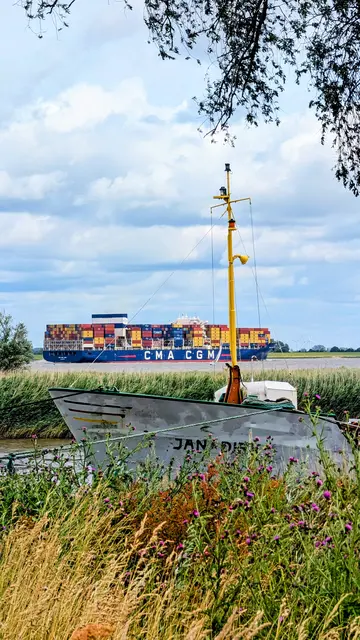 Vorne das Kümo "Jan Dirk", hinten ein großes Containerschiff | Foto: jd