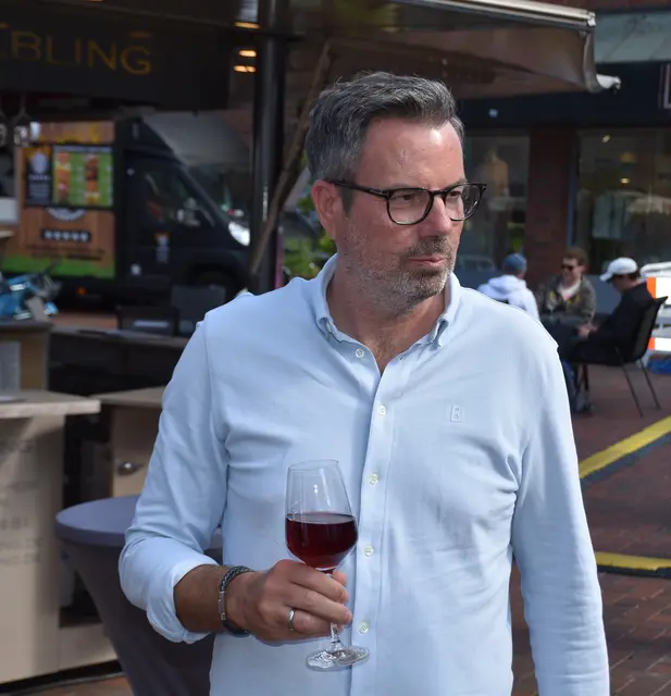 Veranstalter Markus Meier freute sich über die hohe Besucherzahl am Eröffnungstag



 

Lampenfieber Wein-Marketing GmbH | Foto: Axel-Holger Haase