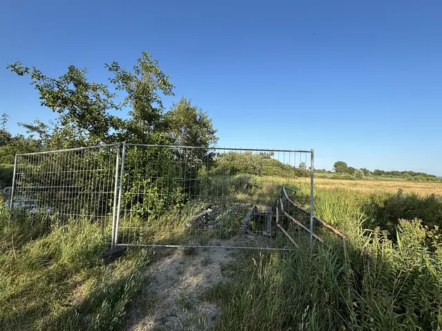 Inzwischen soll ein neuer Bauzaun die Spaziergänger von der Brücke fernhalten | Foto: pau