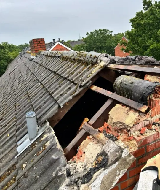 Dieses Dach wurde bei einem verheerenden Sturm teilweise abgedeckt | Foto: Andree Lepa