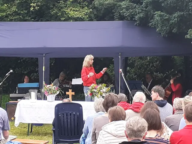 Kantorin Claudia Kusch samt Kammerorchester Süderelbe (KAOS) bei einem Gottesdienst aus den vergangenen Jahren  | Foto: Lutherkirchengemeinde Neu Wulmstorf