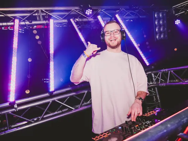 Als DJ in Aktion: Alexander Drage | Foto: Tim Schmidt