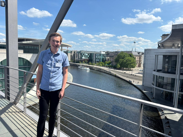 Robin Schäfer auf dem Jakob-Mierscheid-Steg in Berlin, eine Brücke zwischen dem Paul-Löbe-Haus und dem Marie-Elisabeth-Lüders-Haus zwischen den Nebengebäuden vom Bundestag.  | Foto: Kathleen Helmholz