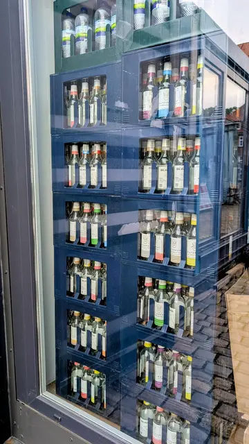Unschöner Anblick: Im Jugendcontainer stapeln sich Kisten mit teuren, pseudo-maritimen Getränken | Foto: jd