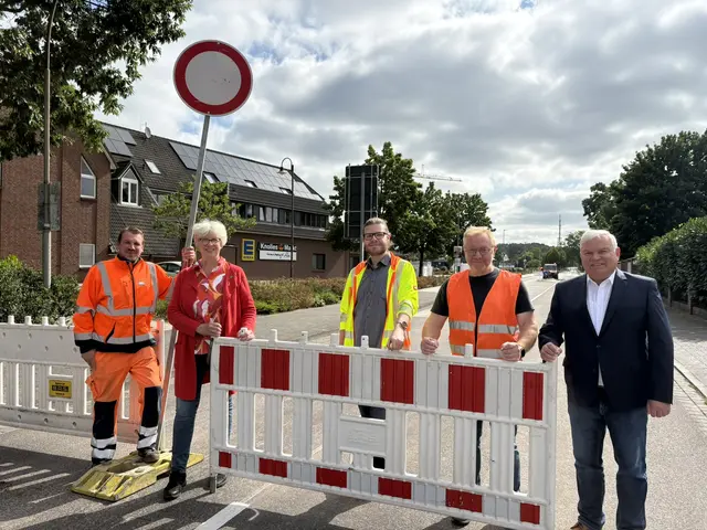 Beim Abräumen der Absperrung (v. li.): Marcel Kubenz (Firma Meyer Tiefbau GmbH), Bürgermeisterin Emily Weede, Nicolas Henck (Untere Verkehrsbehörde, Gemeinde Seevetal), Robert Panusch (Teamleiter Bau- und Unterhaltung beim Kreisstraßen- und Radverkehr, Landkreis Harburg) und Norbert Wilezich (Ortsbürgermeister Ramelsloh/Ohlendorf/Holtorfsloh) | Foto: Gemeinde Seevetal