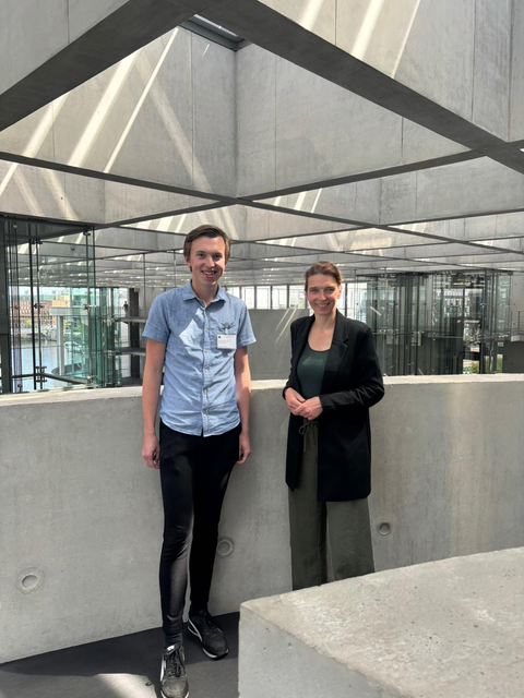 Robin Schäfer mit der SPD-Bundestagsabgeordneten Svenja Stadler, die ihn für das Planspiel nominiert hat, im Paul-Löbe-Haus, in dem Svenja Stadler ihr Büro hat | Foto: Kathleen Helmholz