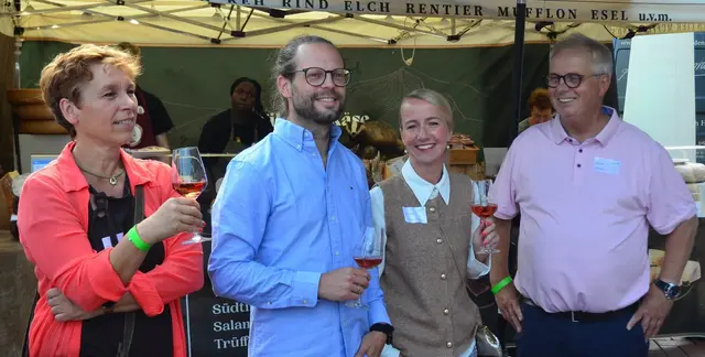 Die Mitglieder der Wirtschaftsrunde machten sich ein Bild vom Winzerfest | Foto: André Welle