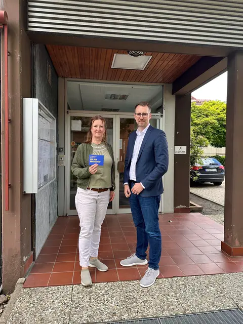 Samtgemeinde-Bürgermeister Philip Werk und Anja Sprungk freuen sich über das neue Beratungsan�gebot von Schuldenhilfe Sofort e.V. in Hollenstedt | Foto: Samtgemeinde Hollenstedt