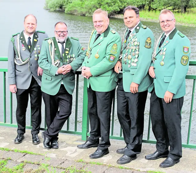 König Frank Schmirek mit Adjutanten (v.li.): Gunnar Bülow, Torsten Nitsche, König Frank Schmirek, Martin Jürgs, Alexander Schwormstedt  | Foto: Verein
