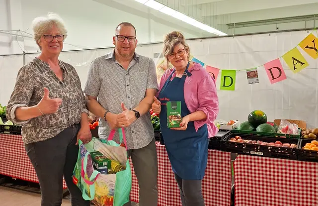 Bürgermeisterin Emily Weede (v. li.) brachte gemeinsam mit Stefan Mundt Spenden zum Food Day. Manuela Bunde (re.) vom Food Day e.V. freut sich über jede Unterstützung – besonders in den Sommerferien. | Foto: Emily Weede