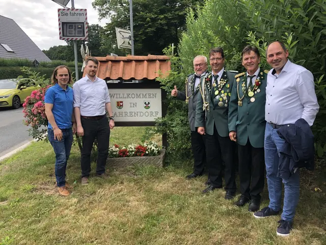 Fühlten sich sichtbar wohl beim Schützenfest in Vahrendorf (v.li.): Alexandru Stere, Friedemann Blaffert, Heinz-August Ernst, Arne Vaubel, Thomas Springer und Jan Woyczechowski  | Foto: Matthias Grabe
