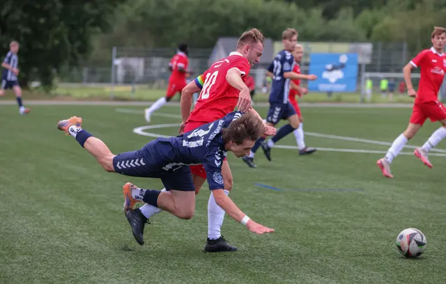 SPA-Kapitän Sascha Damm bringt BFC-Kicker Denis Borozan zu Fall. Am Ende stolperte jedoch der Favorit | Foto: ks