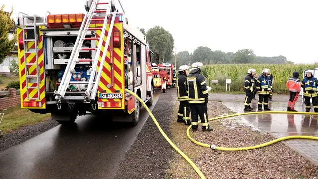 Feuerwehren aus vier Orten rücken aus – niemand wird verletzt | Foto: Rolf Hillyer-Funke/Feuerwehren SG Oldendorf-Himmelpforten
