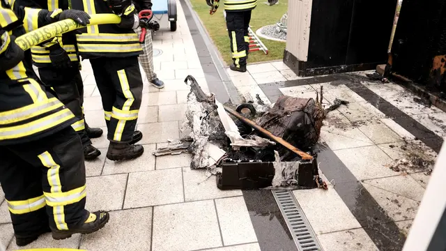 Flammen beschädigen Holzverkleidung, Mülltonne und Kunststoffteile | Foto: Rolf Hillyer-Funke/Feuerwehren SG Oldendorf-Himmelpforten