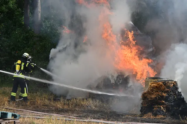 Insgesamt rund 50 Stroh-Rundballen mussten die Feuerwehrleute löschen | Foto: Mathias Wille