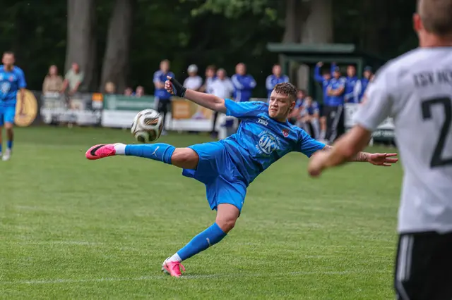 FC Este-Angreifer David Perlitz zog mit vollem Risiko ab. Allerdings wurde der Schuss noch geblockt | Foto: ks