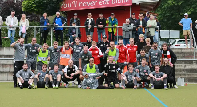 Natürlich wurde der erste Saisonsieg mit den Fans gefeiert | Foto: NULLACHT