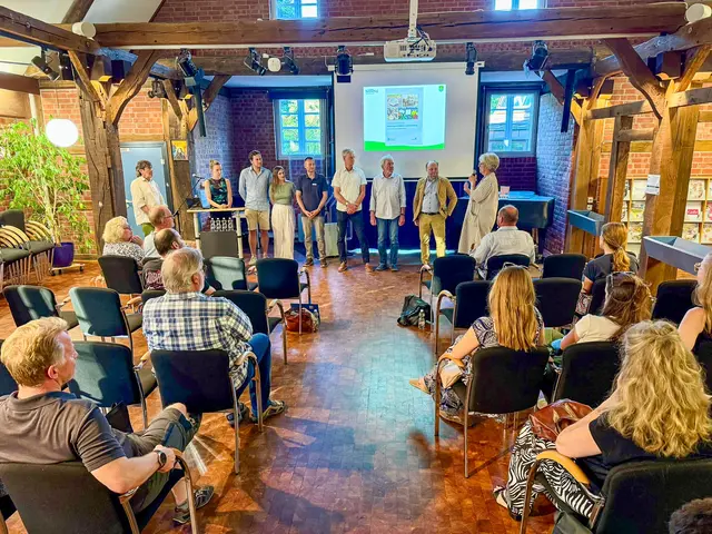 Emily Weede (re.) bedankte sich bei den Autoren: Prof. Norbert Fischer (v. li.), Britt Köster, Ole Uecker, Kim Liza Wienecke, Arndt-Hinrich Ernst (Leitung Gemeindearchiv), Christian Huland, Adolf Staack, Dr. Jörn Lindner (Gemeindearchiv) | Foto: Gemeinde Seevetal