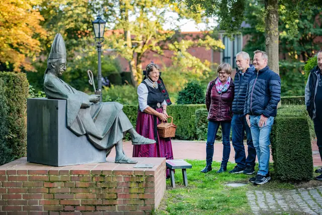 Auf dem Rundgang erfahren Teilnehmende mehr über die tausendjährige Geschichte des Ortes | Foto: Martin Elsen