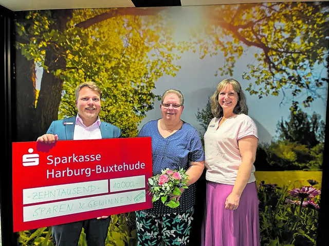 Bei der Gewinnübergabe: Ellen Holst (Mitte) mit Filialleiter  Matty Neumann und Kundenberaterin Nadine Engel | Foto: Sparkasse