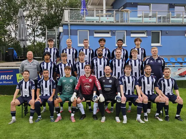 Der Buchholzer FC (hintere Reihe v.li.): Damian Wisniewski, Justin Schulz, Jonas Baumgart, Christian Valentin, Camilo Cortes, Dennis Borozan und (Mitte v.li.): Co-Trainer, Thorsten Homann, Janik Fricke, Timo Klimov, Timon Schrader, Frank Saaba, Colin Abele, Maximilian Haar, Trainer René Bruhns sowie (vorne v.li.): Andreas Gaarz, Manuel Alscher, Luis Keller, Jan Kranzmair, Semir Svraka, TorbenSchierbeck, Maximilian Werner, Tim Linkerhägner | Foto: ks