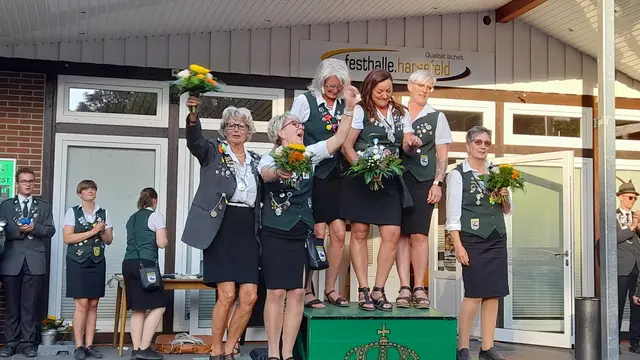  Proklamation Damen 2025:
v. links: Dritte Dame Anke Wiebusch-Müller, Wanderkette der gew. Damen Manuela 
Doerfling, Adjutantin Beste Dame Sandra Wiebusch, Beste Dame Rosa Beloso, Adjutantin 
Beste Dame Claudia Hetzer, Zweite Dame Gabi Klindt | Foto:  Anja Gienke