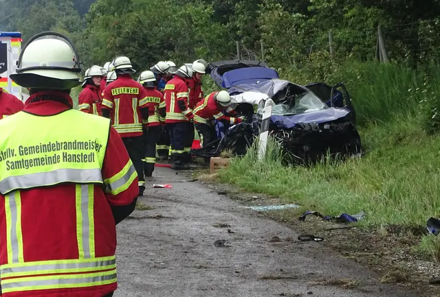 Die Rettungskräfte waren am Unfallort, um die eingeklemmten Personen zu bergen | Foto: Freiwillige Feuerwehr Samtgemeinde Hanstedt