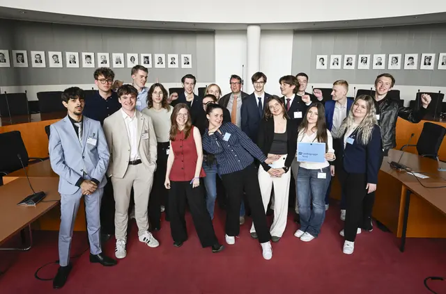 Einige der Teilnehmerinnen und Teilnehmer, rechts ist Robin Schäfer zu stehen | Foto: DBT / Inga Haar