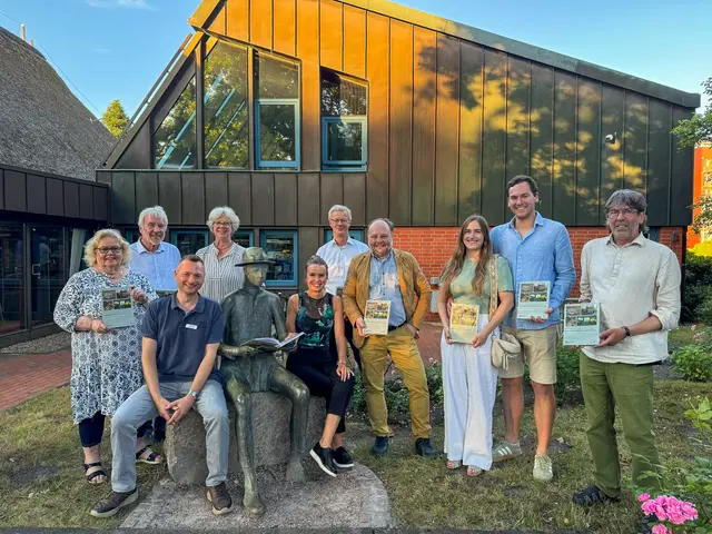 Angelika Tumuschat-Bruhn (v. li., Ratsvorsitzende Gemeinde Seevetal), Adolf Staack, Arndt-Hinrich Ernst (Leitung Gemeindearchiv), Emily Weede, Britt Köster, Christian Huland, Dr. Jörn Lindner (Gemeindearchiv), Kim Liza Wienecke, Ole Uecker, Prof. Norbert Fischer | Foto: Gemeinde Seevetal