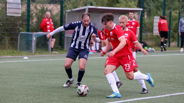 Maximilian Werner (links) kippte mit dem Buchholzer FC den Landesligsten SG Scharmbeck-Pattensen-Ashausen, hier mit Hannes Trodler, in der ersten Runde aus dem Wettbewerb | Foto: ks