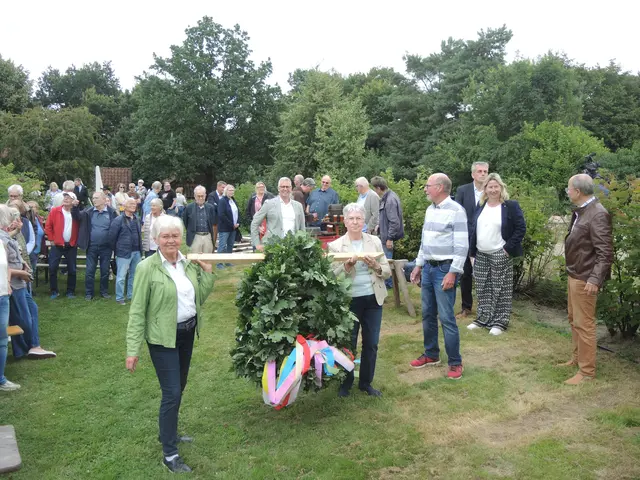 Ingrid Jochim und Elke Schultz mit der Richtkrone aus Eichenlaub | Foto: Eckhard Jochim