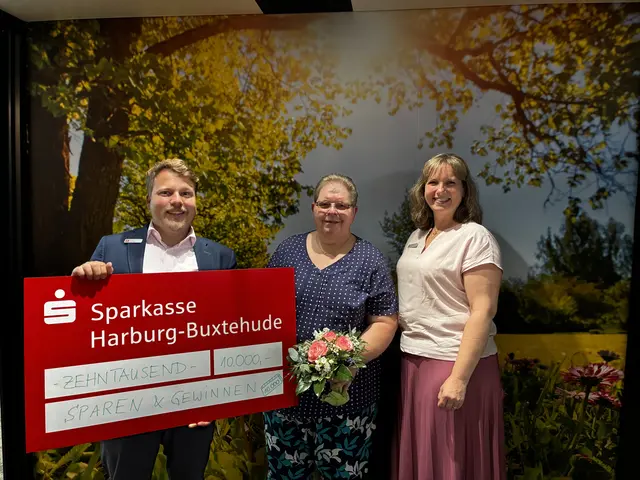 Regionalleiter Matty Neumann und Kundenberaterin Nadine Engel (li.) überreichten der glücklichen Gewinnerin Ellen Holst den symbolischen Scheck | Foto: SHB