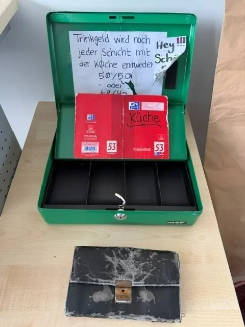 Die Polizei sucht den Eigentümer von Geldkassette und  Kellner-Portemonnaie | Foto: Polizei