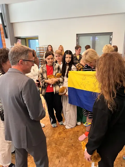 Delegationsleiterin Lyudmyla Alba überreicht Landrat Kai Seefried eine von den Gästen unterschriebene ukrainische Flagge | Foto: Daniel Beneke/Landkreis Stade