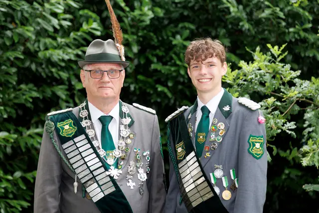 König Wilfried Freudenthal (li.I) und Jungschützenkönig Lukas Janzen | Foto: Schützenverein