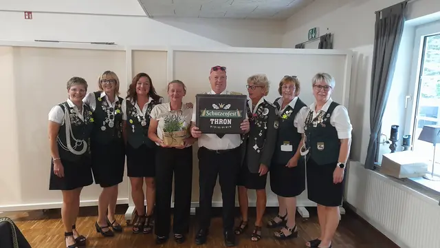  König Oli Thesen mit Damenwürden 20242025
v.links: Adjutantin der Besten Dame Sandra Praszler, Beste Dame Maile Pankel, Dritte 
Dame Rosa Beloso, Königin Doreen Horn, König Oli Thesen,Wanderkette der gewesenen 
Besten Damen Anke Wiebusch-Müller, Zweite Dame Kerstin Sensen, Adjutantin der 
Besten Dame Manuela Doerfling | Foto: Anja Gienke