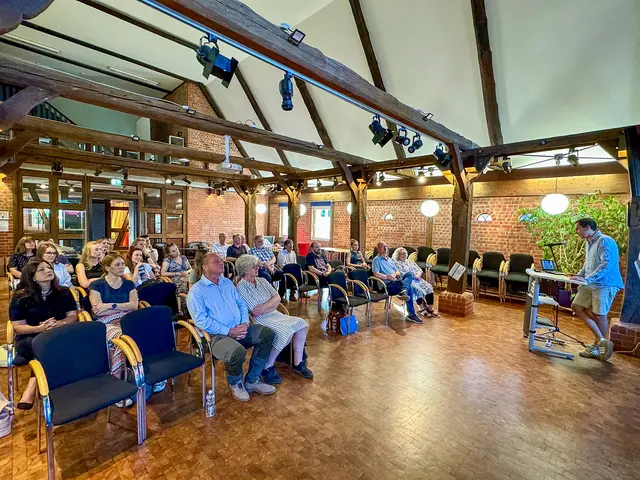 Einige Seevetaler waren in die Bücherei gekommen, wo Ole Uecker (re.) seinen Beitrag zu den Seevetaler Schriften vorstellte | Foto: Gemeinde Seevetal