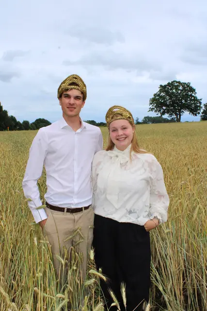 Julian Waschatz und Emma Maack sind das Scharmbecker Erntekönigspaar 2026 | Foto: Erntefestverein Scharmbeck
