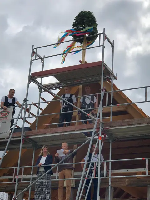 Richtspruch mit (v. li.): Birgit Butter (nieders. Landtagsabgeordnete und stellv. Erste Landrätin Landkreis Stade) und Rainer Kröger (Vorsitzender des Bäuerlichen Hauswesens Bliedersdorf, danehmen Zimmermann Erik | Foto: Eckhard Jochim