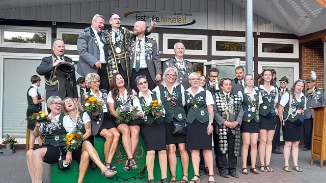  Würdenträger 2025 1: mit Herren bei der Proklamation:
vorne sitzend: Wanderkette der gew. Damen Manuela Doerfling. Vogelkönigin Katja Vagts, 
Dritte Dame Anke Wiebusch-Müller, Beste Dame Rosa Beloso, Zweite Dame Gabi Klindt, 
Adjutantin Beste Dame Sandra Wiebusch, Adjutantin Beste Dame Claudia Hetzer, 
Jungschützenkönigin Leonie Fitschen, Adjutant des Jungschützenkönigs und bester 
Jungschütze Auflage Lasse Heydorn, Jungschützenkönig Kevin Mittag,  Adjutant der 
Jungschützenkönigin Mark Garske, Bester Jungschütze Freihand Johanna Sophie Pankel, 
Glückskönigin der Jungschützen Maren Allers, Beste gew. Jungschützenkönigin Vanessa 
Horn,
oben / hinten von links: Bester Mann Auflage Kurt Reddel,  Adjutant des Schützenkönigs 
Maik Hetzer,  Schützenkönig 2025 Sven Deden,  Adjutant des Schützenkönigs Gerrit 
Kandora, Bester Mann Freihand Harry Klich | Foto:  Anja Gienke