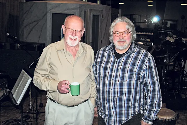 Ein Foto von 2013: Damals probte Sänger und Schlagerstar Roger Whittaker (li.) im VOX-Klangstudio von Volker Heintzen für eine Tournee | Foto: ce