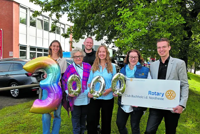 Bei der Spendenübergabe (v. li.): Ann-Christin Schmolzi (Leona),  Adriane Rutz (Rotary Club Buchholz), Tim Langner (Herbergsverein Winsen, Landkreis Harburg), Berenike Peters (Leona), Kerstin Witte und Titus Braun (beide Rotary Club Buchholz) | Foto: Axel-Holger Haase