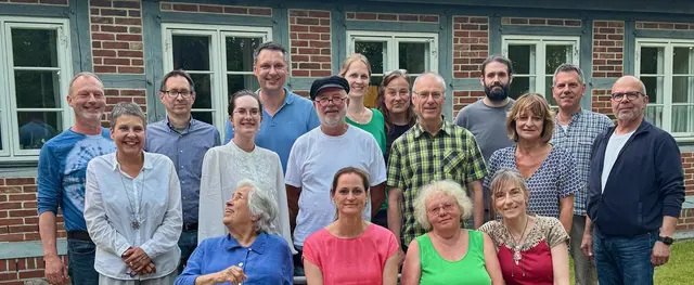 Die Kandidatinnen und Kandidaten der UWG Jes!:
Vordere Reihe: Ursula Müller, Vanessa Veh, Gertrud Lindow-Vogler, Katrin Schäfer
Mittlere Reihe: Tanja Hövelberndt, Johanna Hunke, Gerd Matthies, Hans-Joachim Schelberg, Carmen 
Otte, Frank Bolte
Hintere Reihe: Hansjörg Siede, Tim Pansegrau, Henning Buß, Taalke Ockenga, Jenny Fischer, Tobias 
Reddig, Falk Siede | Foto: Unabhängige Wählergemeinschaft Jesteburg e. V.