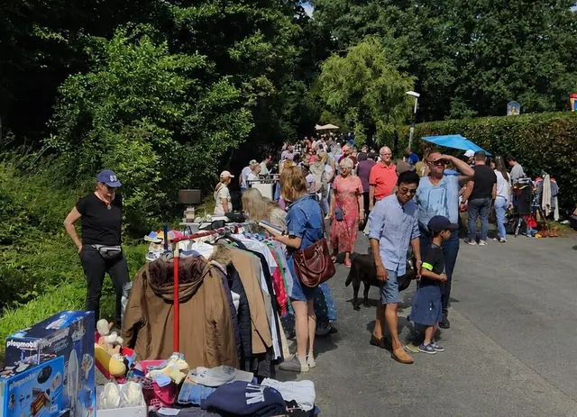 Der Flohmarkt - 2025 war er bei sonnigem Wetter sehr gut besucht - gehört seit Jahren zum Hittfelder Schützenfest | Foto: SV Hittfeld
