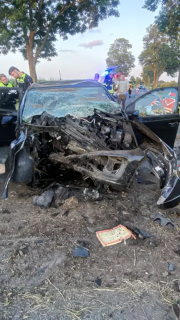 Der völlig zerstörte VW wurde nach dem Zusammenstoß mit einem Baum zurück auf die Fahrbahn geschleudert | Foto: Polizeiinspektion Stade