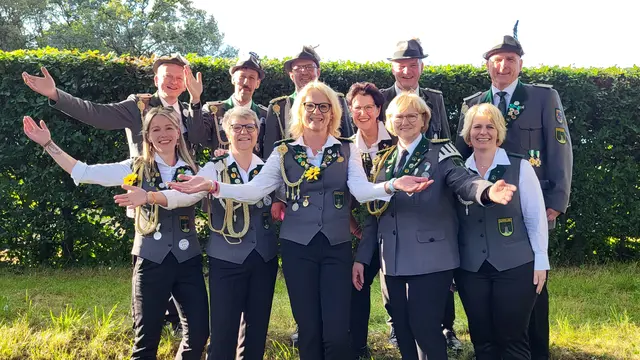 Die glückliche Königscrew aus Kampen: Janina und Markus Meyer (v. li.), Kerstin und Ralf Heins, Königin Andrea Koops mit Reinhard, Ulrike Rademacher, Rhea und Heiner Gronholz sowie Tanja und Heiko Henck als ZBV | Foto: sh