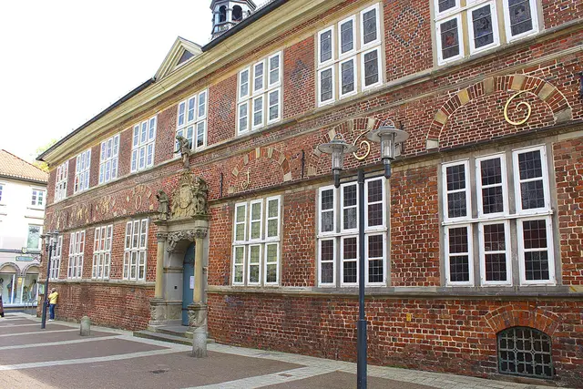 Das Stader Rathaus: Man darf gespannt sein, welche Parteien dort künftig mit wie vielen Mandatsträgern vertreten sein werden  | Foto: sb