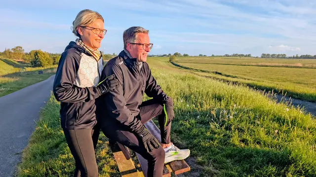 Kurze Verschnaufpause auf dem Elbdeich: Stades Landrat Kai Seefried und Frau Julia genießen die morgendliche Joggingrunde | Foto: jd