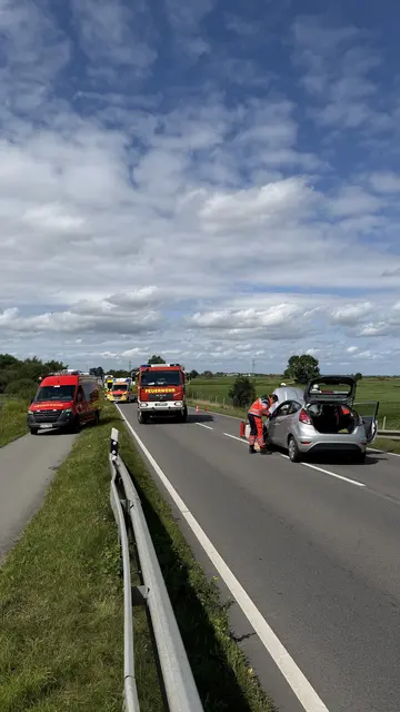 Zwei Fahrzeuge kollidierten auf der K36n bei Horneburg | Foto: Feuerwehren der Samtgemeinde Horneburg